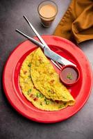 omelette masala épicée indienne remplie de légumes frais, repas sain photo