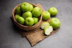 tinda cru, tinde aussi appelé dhemse, gourde de pomme, bébé citrouille, melon rond de courge indienne photo