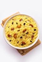 kashmiri sweet modur pulao composé de riz cuit avec du sucre, d'eau aromatisée au safran et de fruits secs photo
