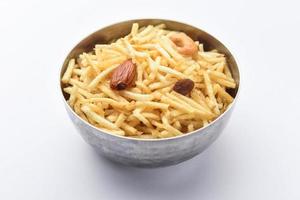 En-cas frits de style indien falahari chivda, chewda - chivda ou mélange namkeen avec des fruits secs