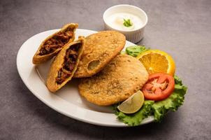 keema kachori est une collation populaire indienne ou pakistanaise feuilletée, croustillante et délicieuse avec une délicieuse garniture de qeema également connue sous le nom de khasta kheema kachauri photo