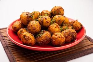 pommes de terre bombay rôties maison. petites pommes de terre sautées à la poêle ou aloo avec graines de jeera et coriandre dans un bol photo