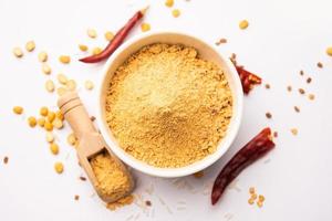 idli podi ou poudre de chutney - condiment sec pour le petit-déjeuner du sud de l'Inde photo