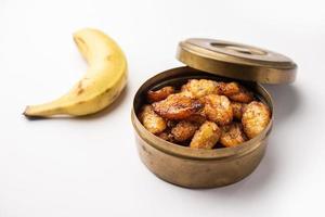 tranches de plantain mûres frites ou frites de pake kele dans un bol photo