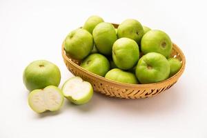 tinda cru, tinde aussi appelé dhemse, gourde de pomme, bébé citrouille, melon rond de courge indienne photo