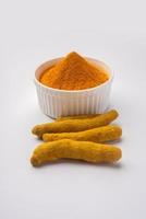 poudre de curcuma utilisée pour la cuisine indienne photo