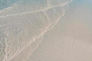 douce belle vague océanique sur fond de plage de sable. nature de plage tropicale, concept insouciant et d'inspiration photo