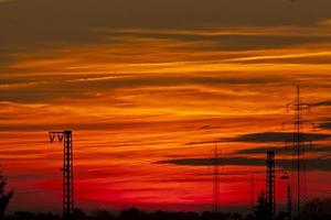 poteaux électriques au soleil du soir photo