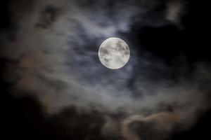 photo en gros plan de la pleine lune brillante avec des cirrostratus