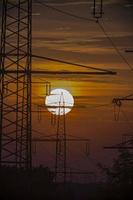 poteaux électriques au soleil du soir en été photo