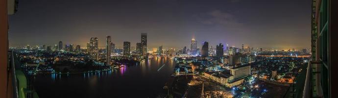 photo aérienne panoramique de nuit de l'horizon de bangkok et de la rivière chao phraya