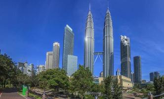 vue sur le parc klcc à kuala lumpur photo