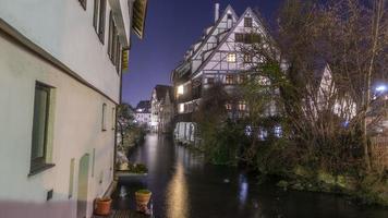 scène de nuit de la ville historique de neu-ulm avec une maison à ossature en hiver photo