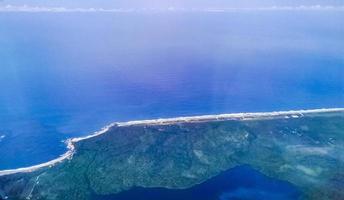 voler en avion au-dessus de la côte d'oaxaca au mexique. photo