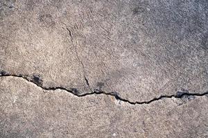 mur de béton fissuré mur cassé au coin de ciment extérieur qui a été affecté par un tremblement de terre et un sol effondré photo