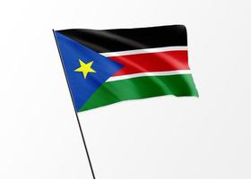 drapeau du soudan du sud volant haut dans le fond isolé fête de l'indépendance du soudan du sud photo