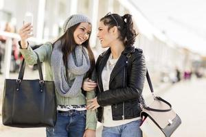 jeunes femmes prenant selfie photo