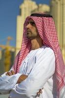 Portrait du jeune homme d'affaires arabe photo