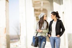 jeunes femmes dans les magasins photo