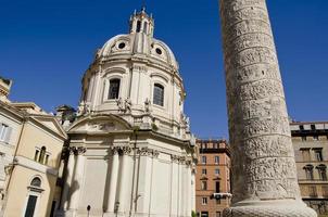 colonne trajane et église à rome, italie photo