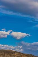 éolienne sur la colline photo