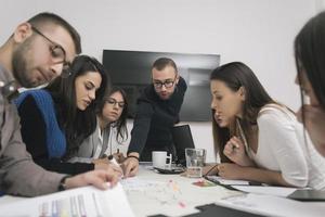 chef exécutif parlant à un groupe d'employés diversifiés et heureux lors d'une réunion d'information au siège social, photo