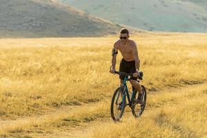 vtt vtt cycliste homme vélo sur piste cyclable sur la côte au coucher du soleil photo