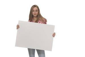 jeune femme souriante tenant une feuille de papier vierge pour la publicité photo