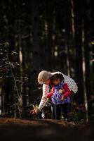 grand-mère et sa petite-fille autiste profitant de vacances ensemble à l'extérieur, allongées sur l'herbe verte sur une couverture et souriant à la caméra. loisirs vie familiale, bonheur et moments. photo