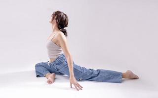 jeune femme pratiquant le yoga photo