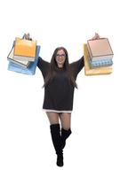 femme heureuse portrait complet du corps avec sac à provisions sur fond de studio isolé. photo