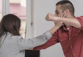 collègues émotifs se battant au bureau. conflit au travail photo