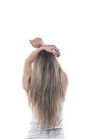 une belle jeune femme a attaché ses cheveux avec un élastique photo