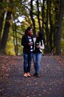 beau couple heureux profitant de la journée ensemble dans le parc. photo