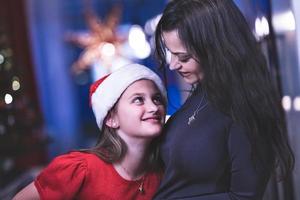 un concept de joyeux noël. mère et fille dans une ambiance de noël. photo