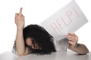 jeune femme d'affaires attrayante frustrée et fatiguée tenant un message d'aide surmené à l'ordinateur de bureau, épuisé, triste sous pression et stress isolé sur blanc photo