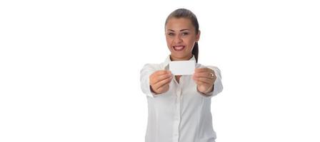 heureuse jeune femme d'affaires faisant une présentation d'affaires au tableau blanc, souriante, isolée sur fond blanc. photo