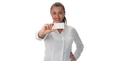 heureuse jeune femme d'affaires faisant une présentation d'affaires au tableau blanc, souriante, isolée sur fond blanc. photo