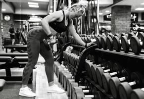 belle fille s'entraîne à la salle de gym photo