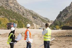 travailleurs de la construction contrôlant l'explosion photo