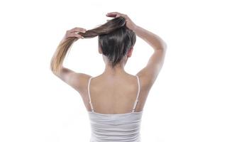 portrait d'une fille heureuse qui tient ses cheveux photo