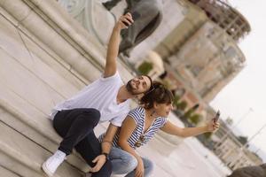 couple de touristes s'amusant à marcher dans la rue de la ville en vacances - amis heureux riant ensemble en vacances - concept de personnes et de vacances photo