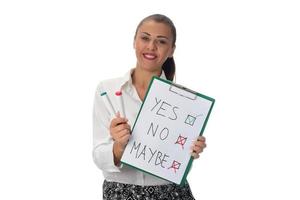 Un portrait d'une jeune femme essayant de prendre une décision sur fond blanc photo