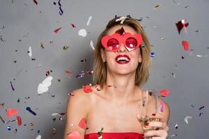 célébrer la fête de noël ou du nouvel an avec des lumières du bengale et du champagne rose. photo