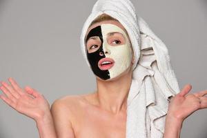 beau modèle féminin avec masque cosmétique facial noir et blanc photo