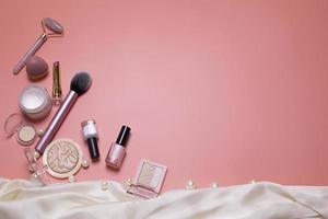 fond de beauté rose avec cosmétique faciale, produits de maquillage. espace libre pour le texte, copiez l'espace. disposition moderne, vue de dessus, mise à plat. maquillage, soins de la peau, concept de beauté. photo