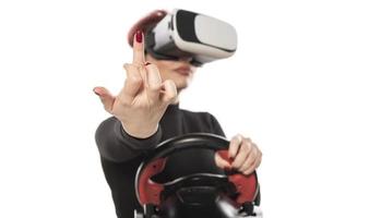 le modèle féminin utilise des casques de réalité virtuelle et un simulateur de course. photo