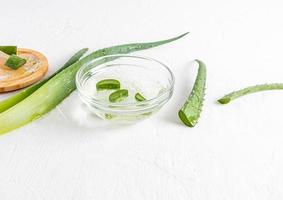 bol en verre avec gel d'aloe vera naturel pour le soin des peaux jeunes, grasses et à problèmes du visage et du corps. cosmétiques bio. fond blanc. photo