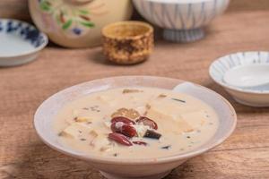 soja au lait frais avec grains entiers, aliments sains photo