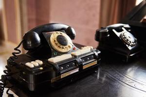 téléphone noir vintage sur la table photo